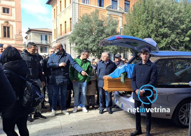 In centinaia per l’ultimo saluto ad Andrea Guadagnoli. Una maglia della Lazio autografata sulla bara