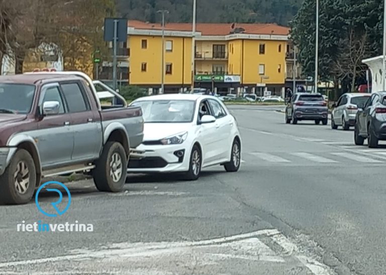 SEI TU IL REPORTER – “In via fratelli Tizi auto posteggiate sempre fuori dalle strisce”