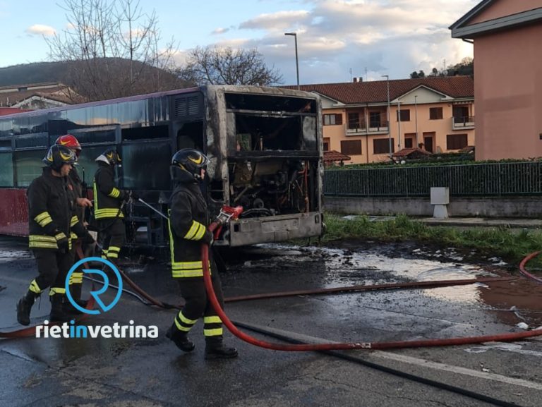 Pullman ASM in fiamme in via De Gasperi