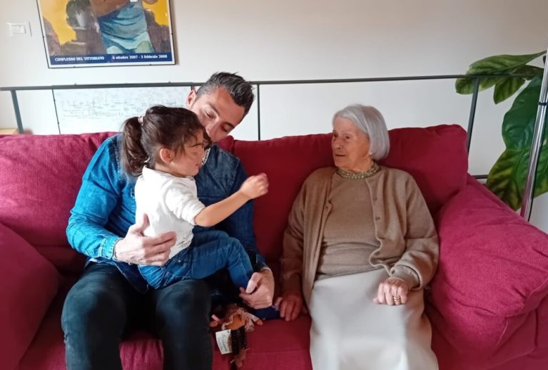 La socia più anziana ALCLI Margherita (95 anni) incontra la socia più giovane, Nina (2 anni)