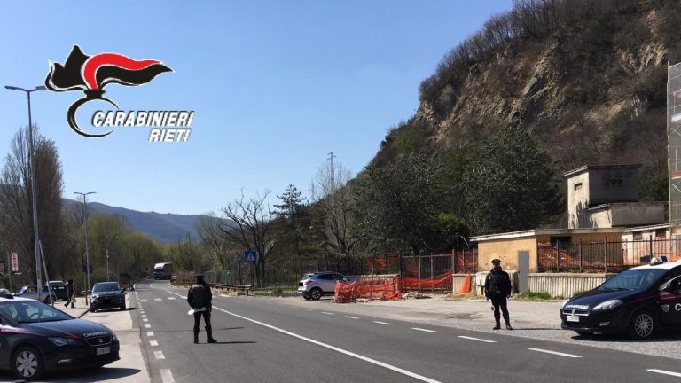 Donna ubriaca con il SUV travolge veicolo in sosta e colonnina ENEL