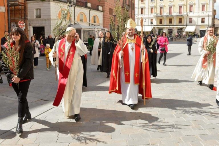 In tanti alla celebrazione della Domenica delle Palme presieduta dal vescovo Piccinonna. “Scoprire la Gerusalemme interiore”