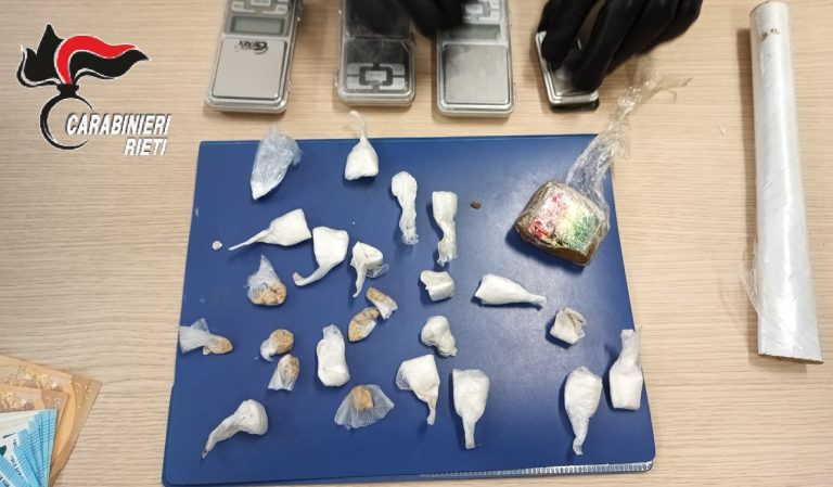 Spacciava droga a Cittaducale in un bivacco tra la vegetazione. Trovato con una balestra, coltelli e telefonini