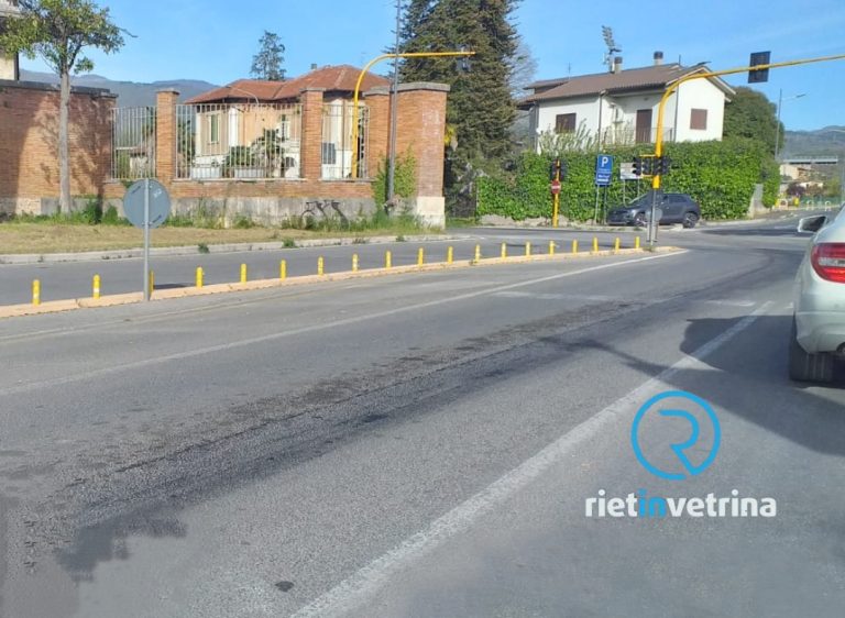 Copiosa perdita di olio in via Togliatti. Corsia chiusa per metterla in sicurezza