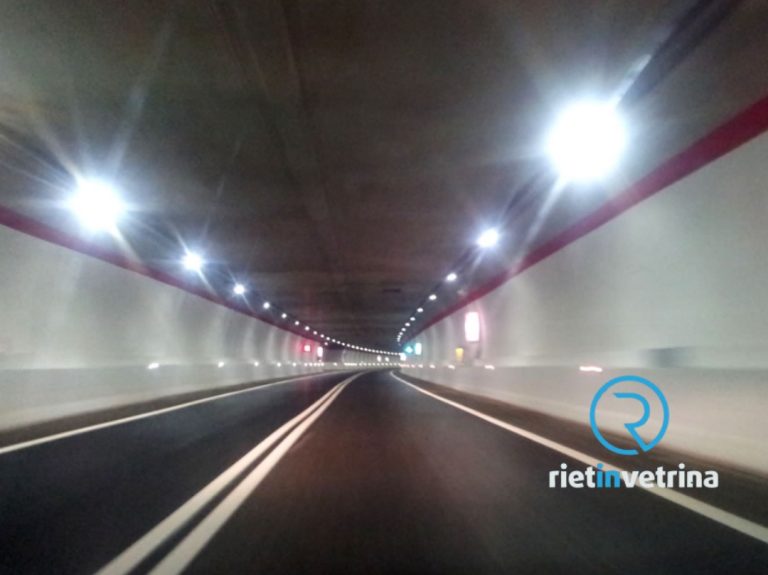 Tre motociclisti contromano altezza galleria Sant’Antonio al Monte