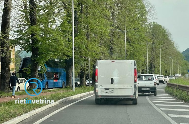 Lunghe code nella rotatoria di Fonte Cottorella