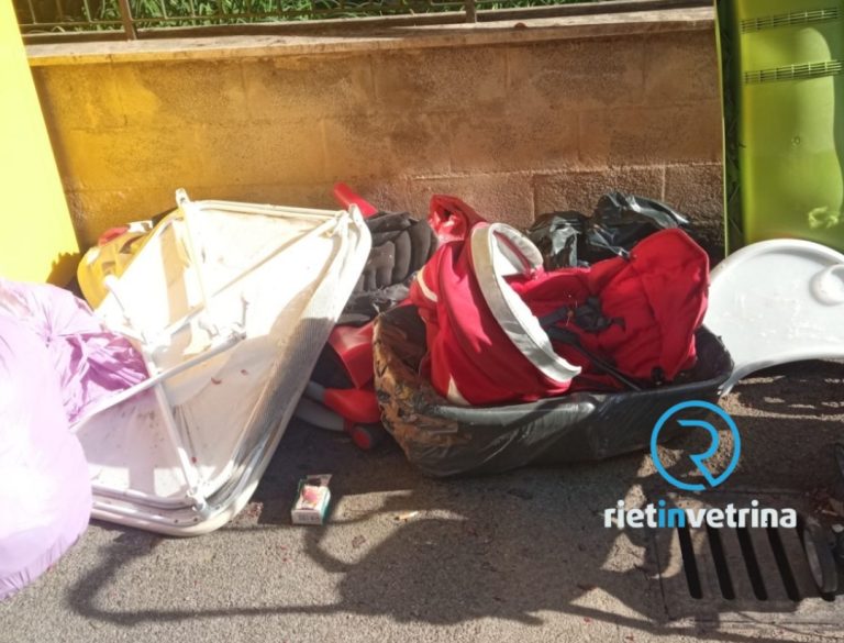 SEI TU IL REPORTER – “Da oltre un mese nessuno toglie i rifiuti abbandonati attorno al cassone Caritas”