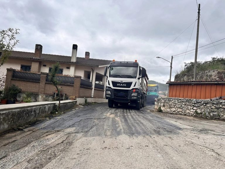 A Corvaro di Borgorose iniziati lavori di asfaltatura zona cimitero