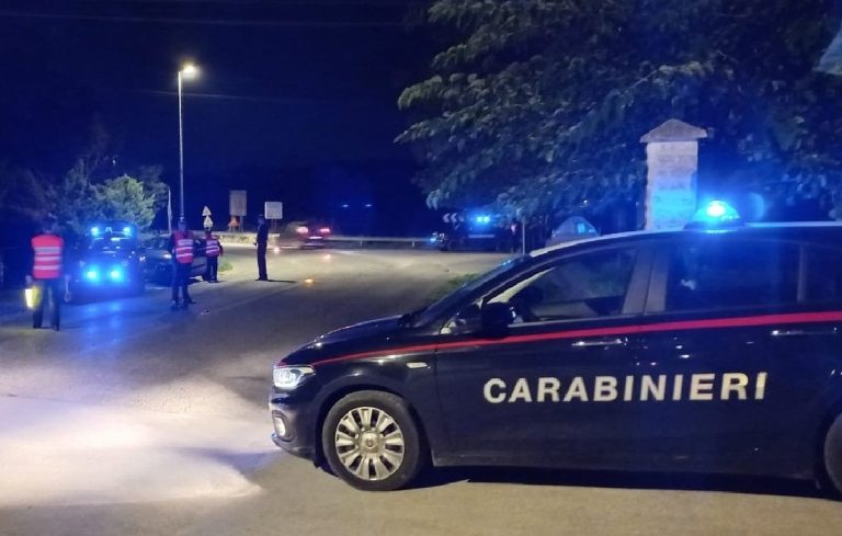 Ubriaco alla guida impatta contro tubo del gas e lo rompe