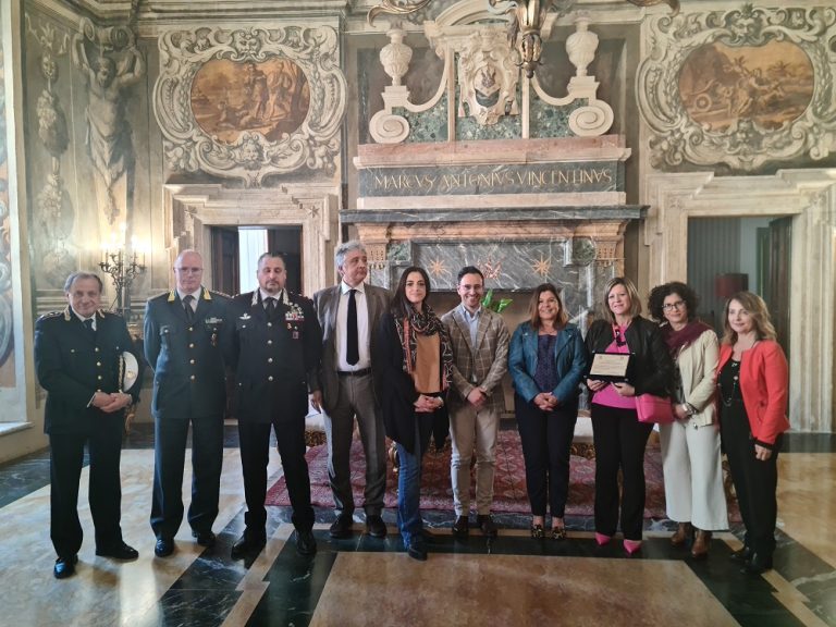 Targa ringraziamento consegnata dal Prefetto di Rieti agli studenti dell’Istituto Celestino Rosatelli