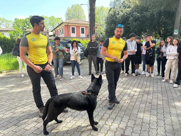 Gli studenti del Rosatelli di Rieti a lezione di legalità con la Guardia di Finanza. Con loro l’unità cinofila