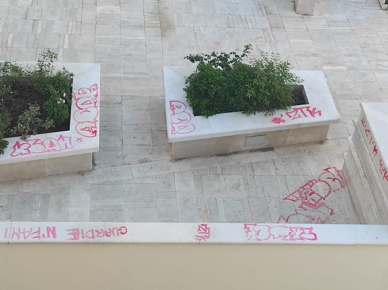Vandalizzata la nuova area esterna del Teatro Vespasiano