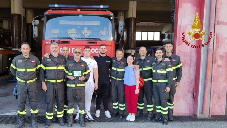 Vennero salvati dai Pompieri, tre ragazzi reatini consegnano una targa riconoscimento ai Vigili del Fuoco