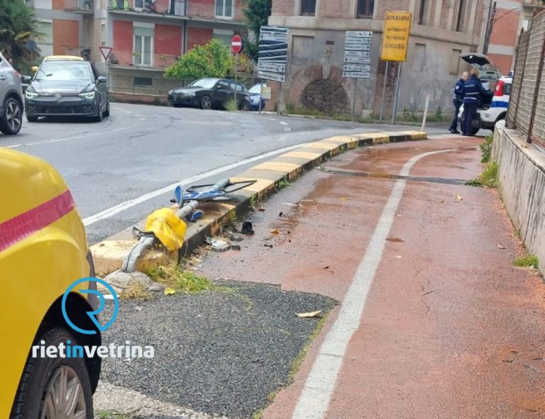 Incidente stradale in via Tancia zona Foro Boario. Auto esce di carreggiata