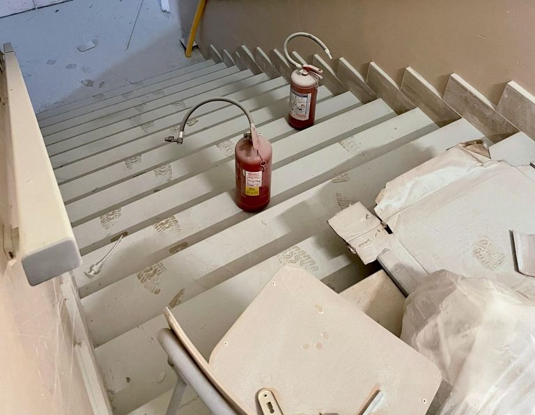 Vandali in azione nella scuola di Borgo Quinzio, Comune: “Atti gravi ai danni della comunità”