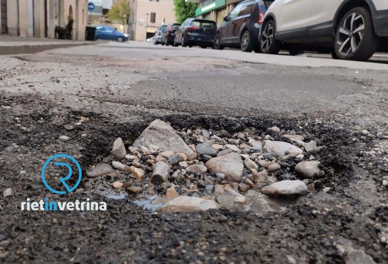SEI TU IL REPORTER – “C’è una mega buca in via Michaeli. Le auto per evitarla salgono sul marciapiede”