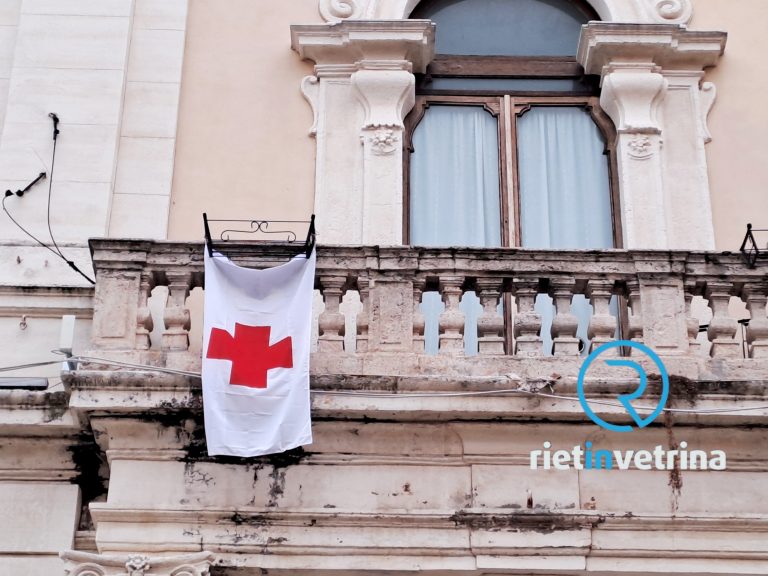 La bandiera della Croce Rossa esposta nel palazzo comunale di Rieti