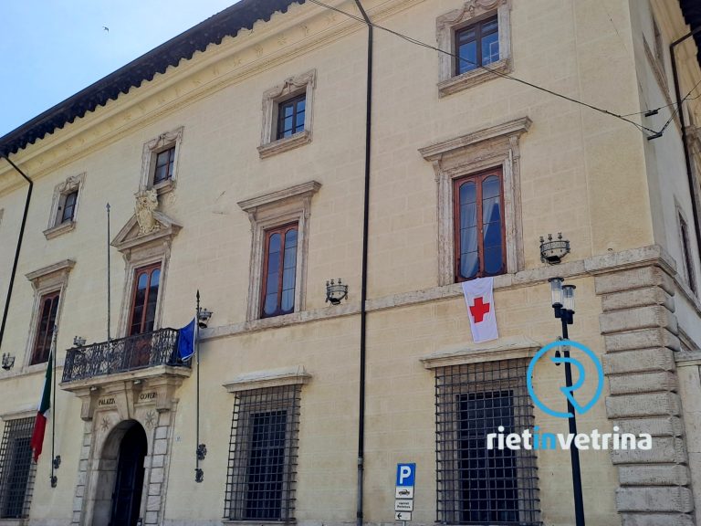 La bandiera della CRI esposta anche nel palazzo della Prefettura di Rieti