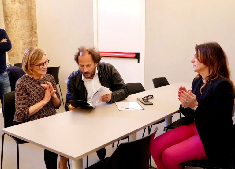 Il M° Leonardo De Amicis ha consegnato alla Mensa di Santa Chiara oltre 15mila euro provento dell’evento “La Notte dei Miracoli”  