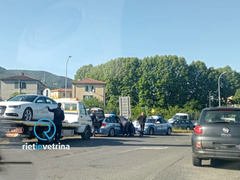 Incidente in via Togliatti. Due volanti della Polizia sul posto
