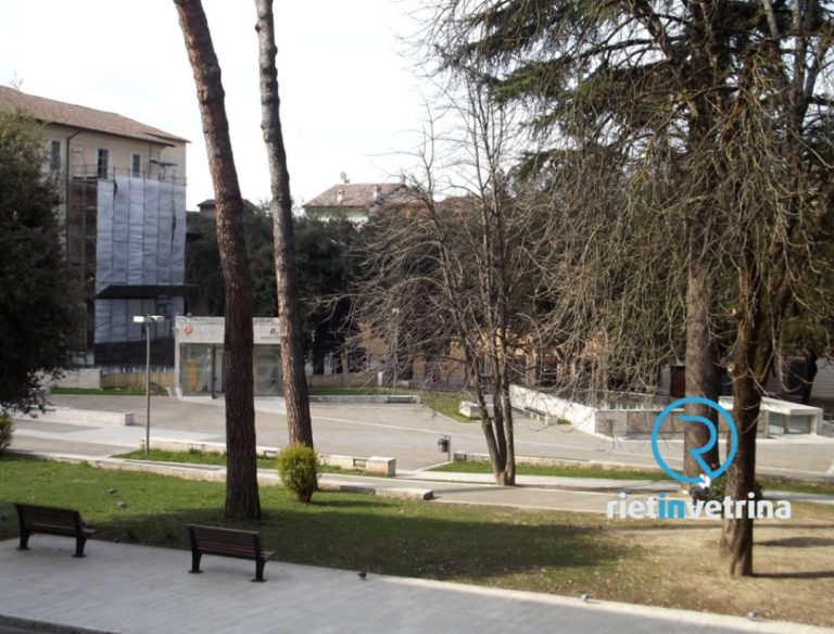 Giovani extracomunitari aggrediscono studentessa in piazza Oberdan