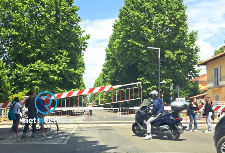 Viale Maraini, sbarre chiuse per 30 minuti senza passaggio del treno. Traffico bloccato