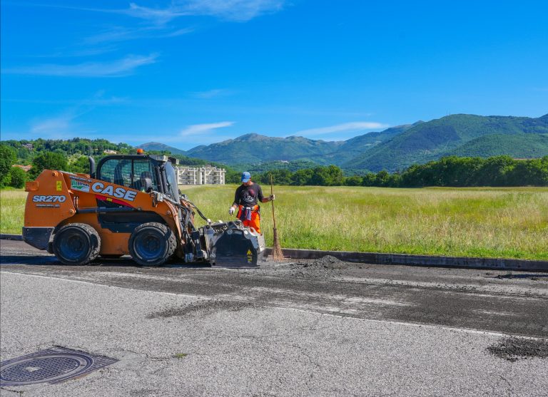 Sarà asfaltata anche la rotatoria di fronte al de Lellis. I lavori termineranno il 27 maggio
