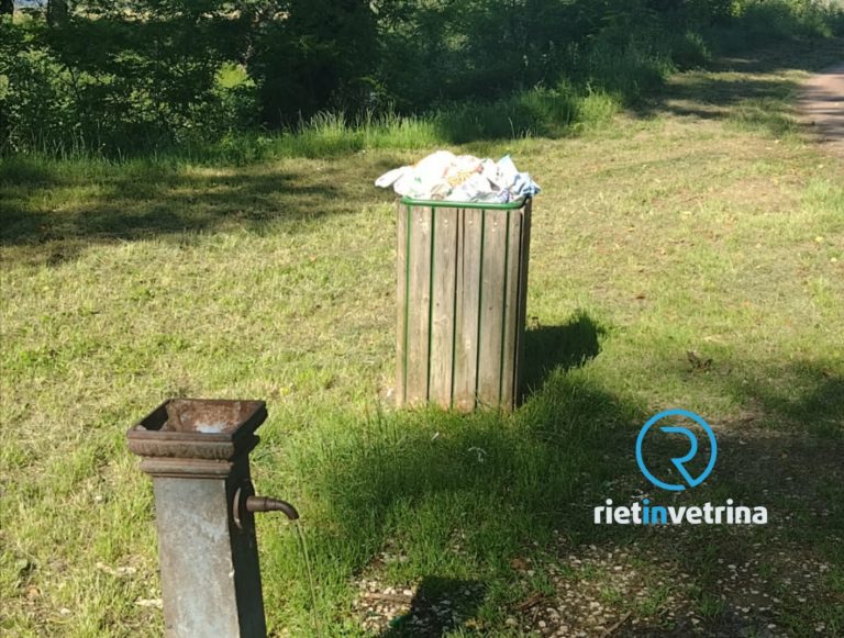 SEI TU IL REPORTER – “Il cestino dei rifiuti dietro Colle San Mauro stracolmo e maleodorante da due mesi”