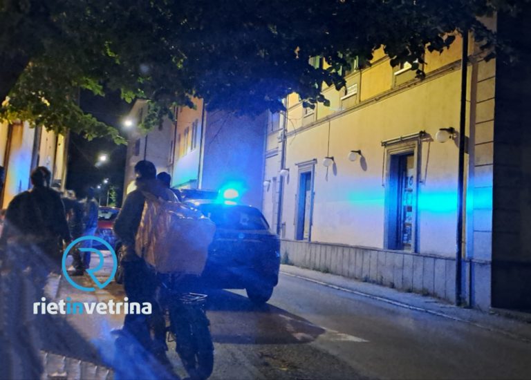 Donna urla e si dimena in forte stato di alterazione, Polizia e 118 intervengono in viale Maraini