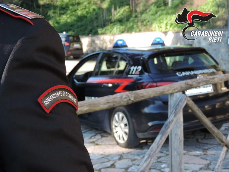 Giravano con addosso due coltelli a serramanico. Denunciati