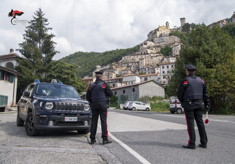 Cantalice, Carabinieri trovano nell’auto di un 60enne una mazza e un tondino in ferro. Denunciato