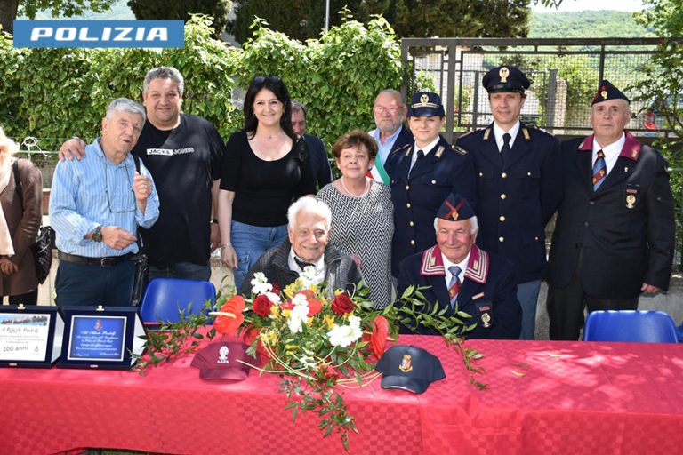 Festeggiato Alberto Pandolfi, poliziotto in pensione centenario