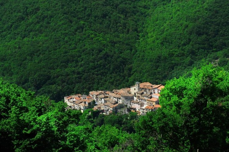 A Rivodutri un laboratorio per recuperare l’abito tradizionale. Appuntamento il 30 novembre