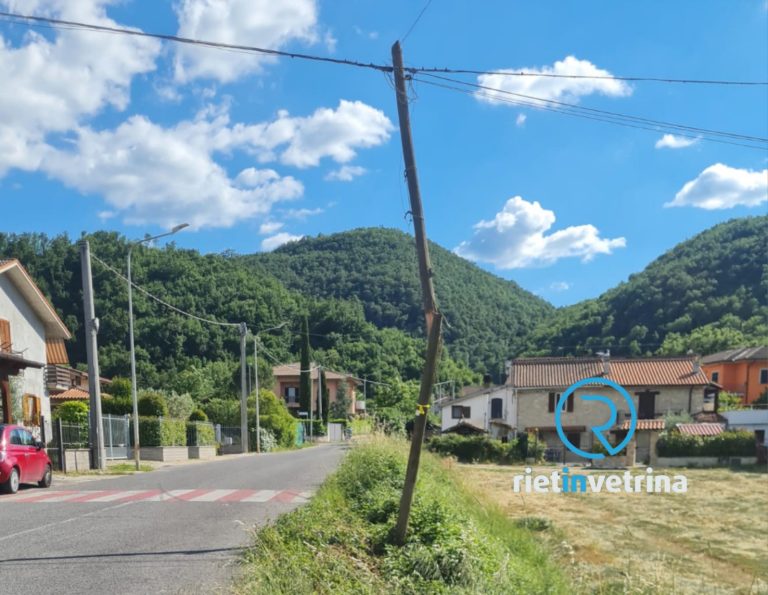 SEI TU IL REPORTER – “Palo della telefonia spezzato a Piani Poggio Fidoni. Rischia di cadere”