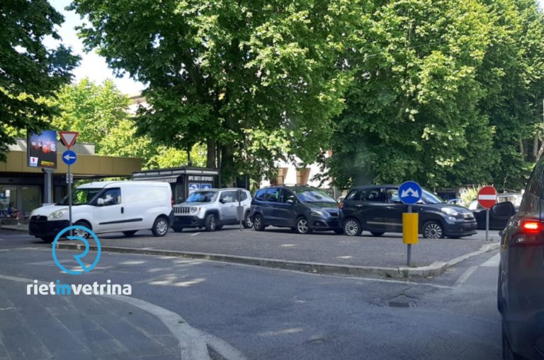 SEI TU IL REPORTER – “La rotatoria di piazza Marconi a Rieti con auto in terza fila. Improponibile”