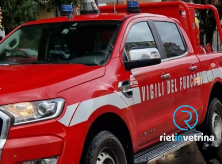 Jeep esce di strada e prende un lampione nella rotatoria Melvin Jones