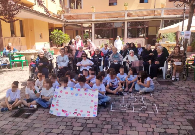 I bambini del Montessori ospiti della casa di riposo “Santa Lucia”
