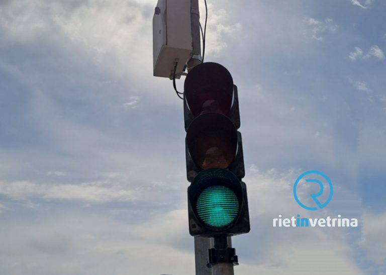 Dopo varie segnalazioni il semaforo di via M. C. Dentato è tornato in funzione