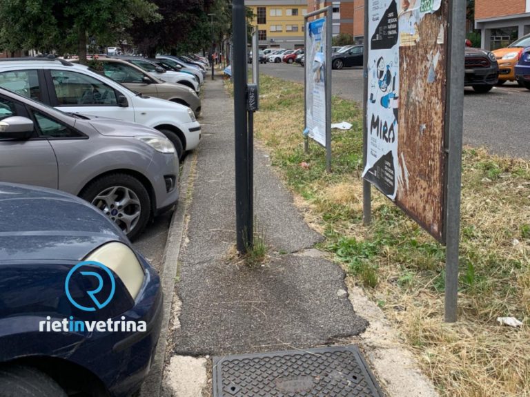 SEI TU IL REPORTER – “È normale un marciapiede stretto con in mezzo un lampione?”