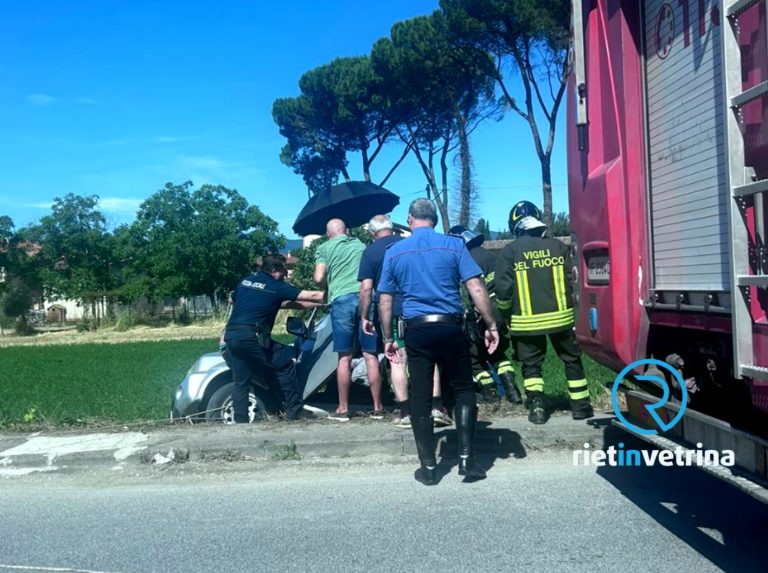 Auto finisce fuori strada in via Nenni fronte Cimitero di Rieti