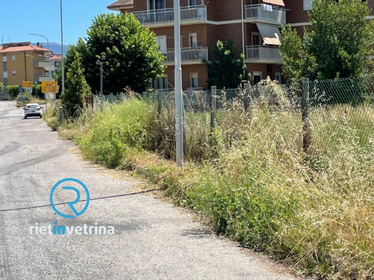 SEI TU IL REPORTER – “Il marciapiede di via Costanzi è ormai inutilizzabile”