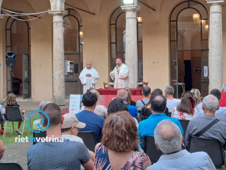 Il vescovo Piccinonna ha benedetto fidanzati e coniugi: “Chiedetevi più spesso come stai?”