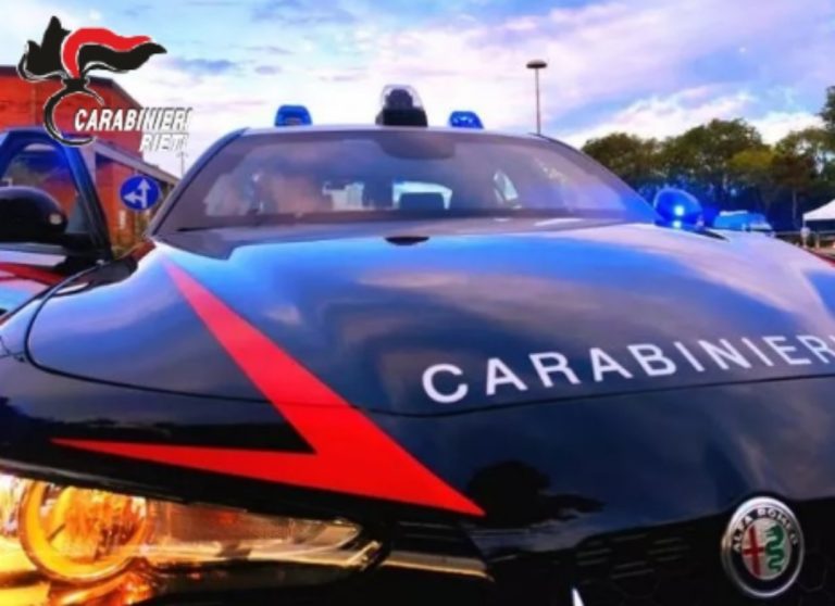 Litiga con il fratello, poi vuole colpire con una bottiglia un sanitario e aggredisce i Carabinieri