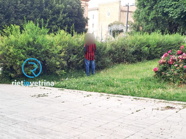 Extracomunitario fa pipì in piazza Oberdan durante la benedizione dei bambini