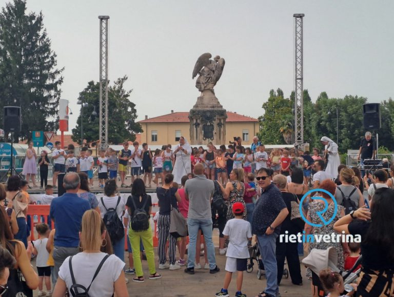 In piazza Mazzini benedetti centinaia di bambin*