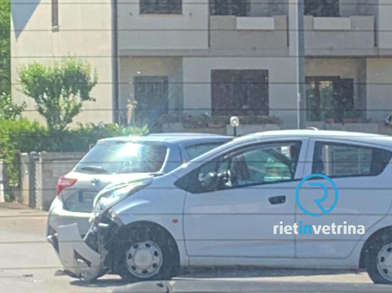 Incidente in via Benedetto Riposati. Ambulanza sul posto