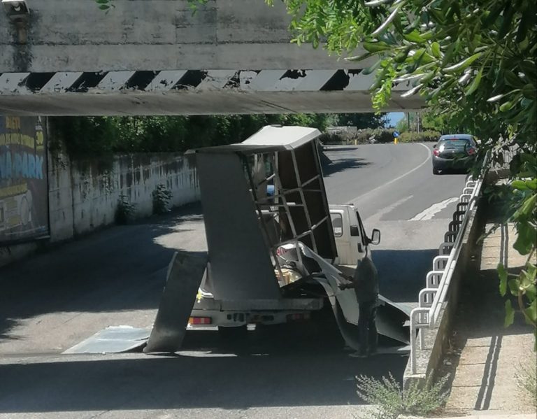 Furgone pubblicitario rimane incastrato e si distrugge nel sottopasso della Questura