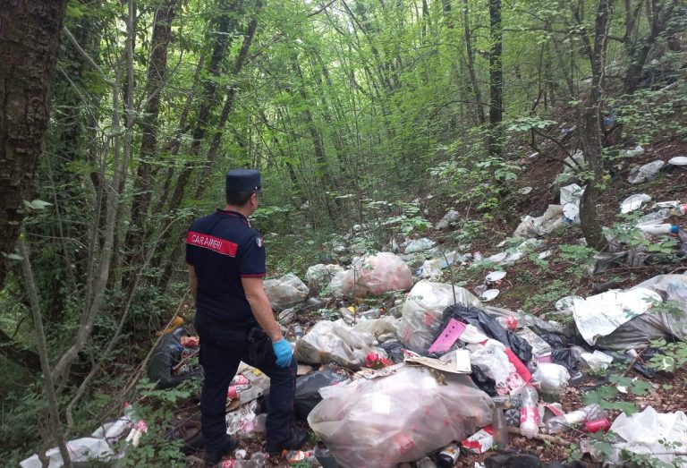 Carabinieri Forestale scovano una discarica nel bosco di Rivodutri. Denunciate due persone