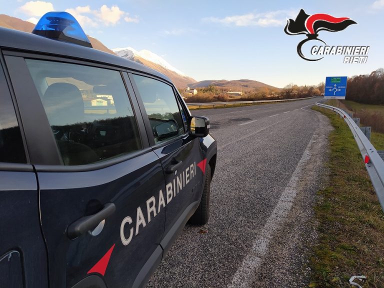 Zigzagava con l’auto, fermato ubriaco e senza patente