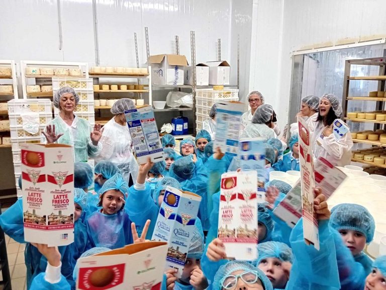 Concluse le visite didattiche alla CLAR, 1100 alunni hanno scoperto i segreti dell’arte casearia